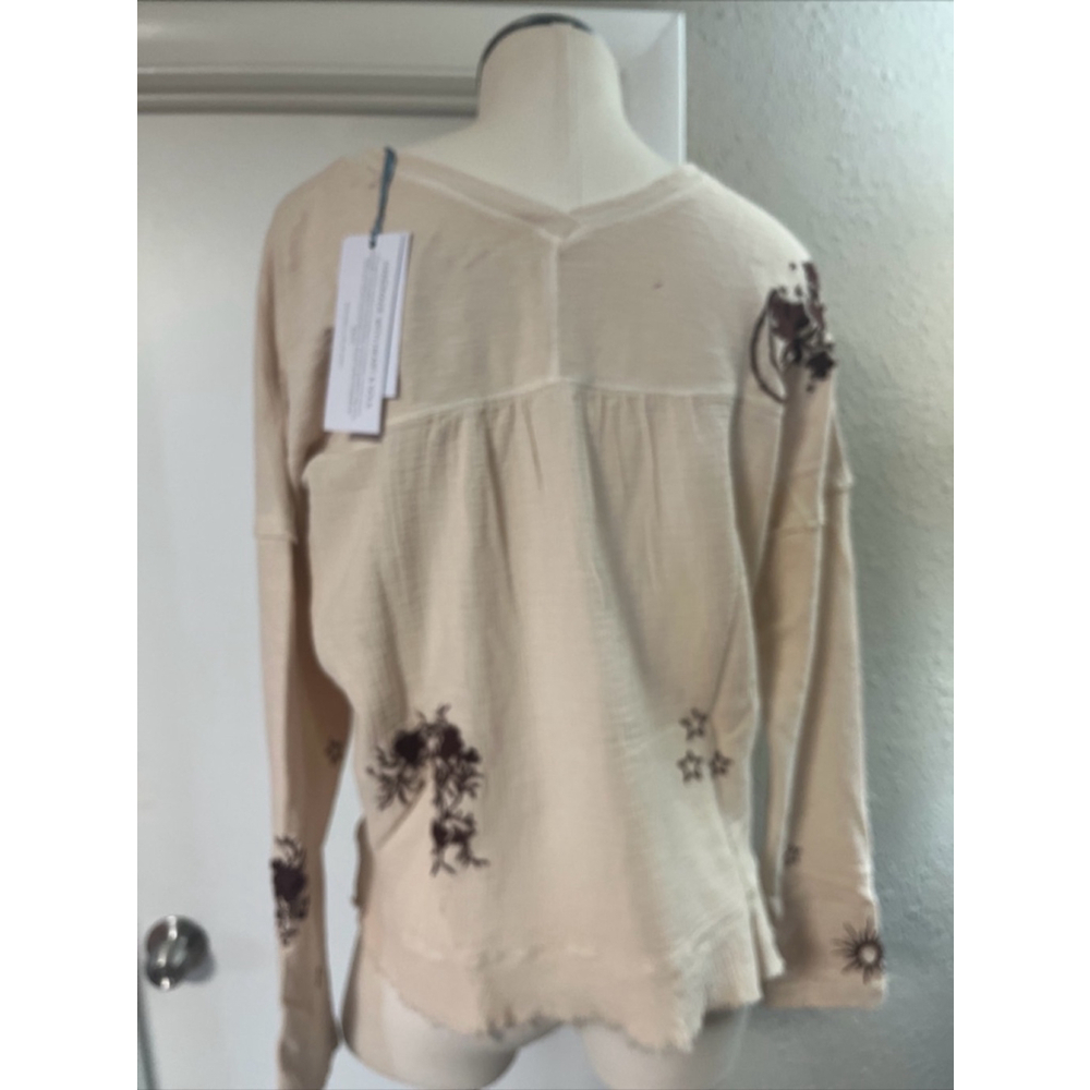 NWT distressed women’s embroidered sweater blouse by Caite Kyla Seo - Picture 6 of 16